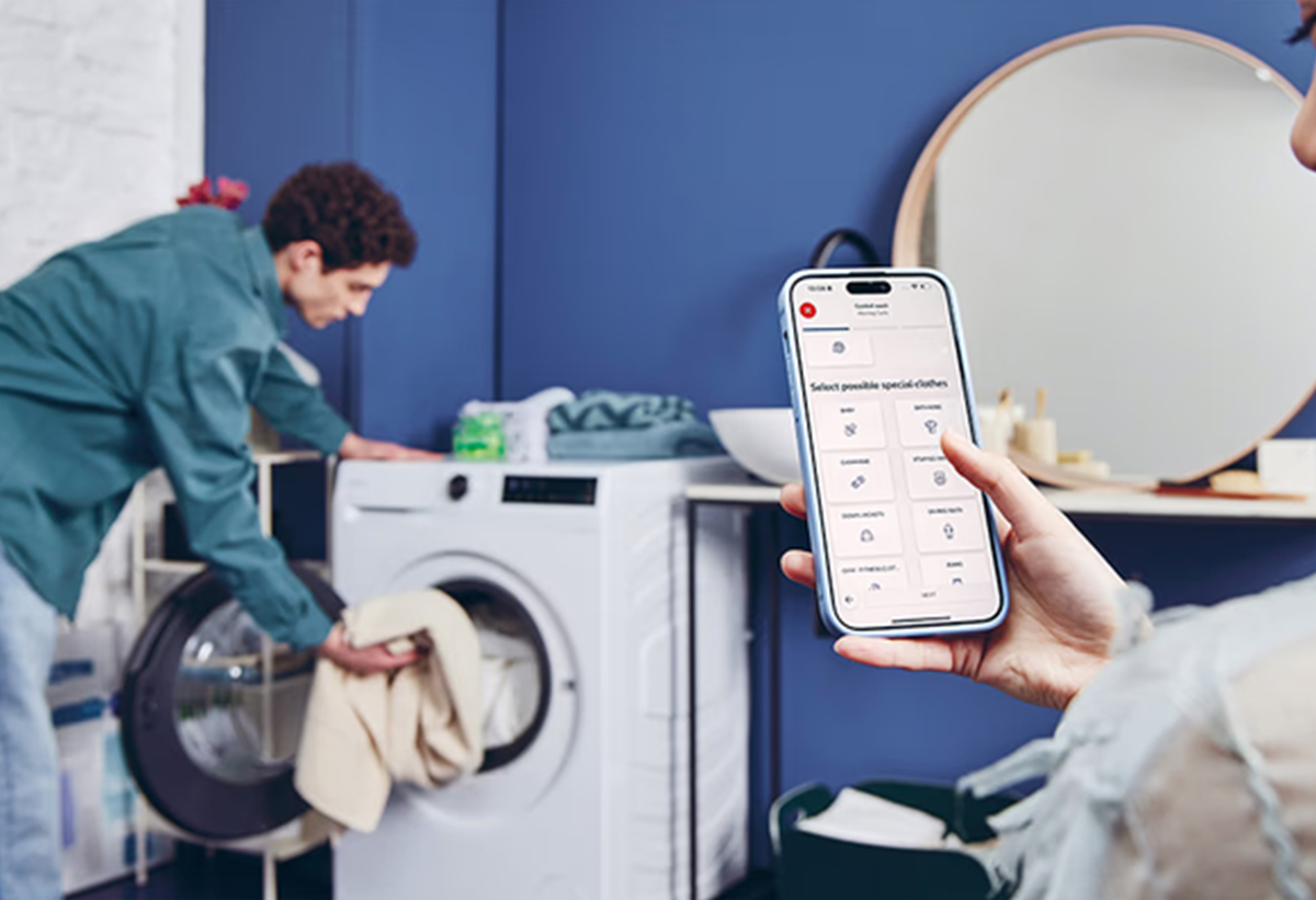 Απεικονίζεται μια γυναίκα να πλοηγείται στην εφαρμογή hOn.